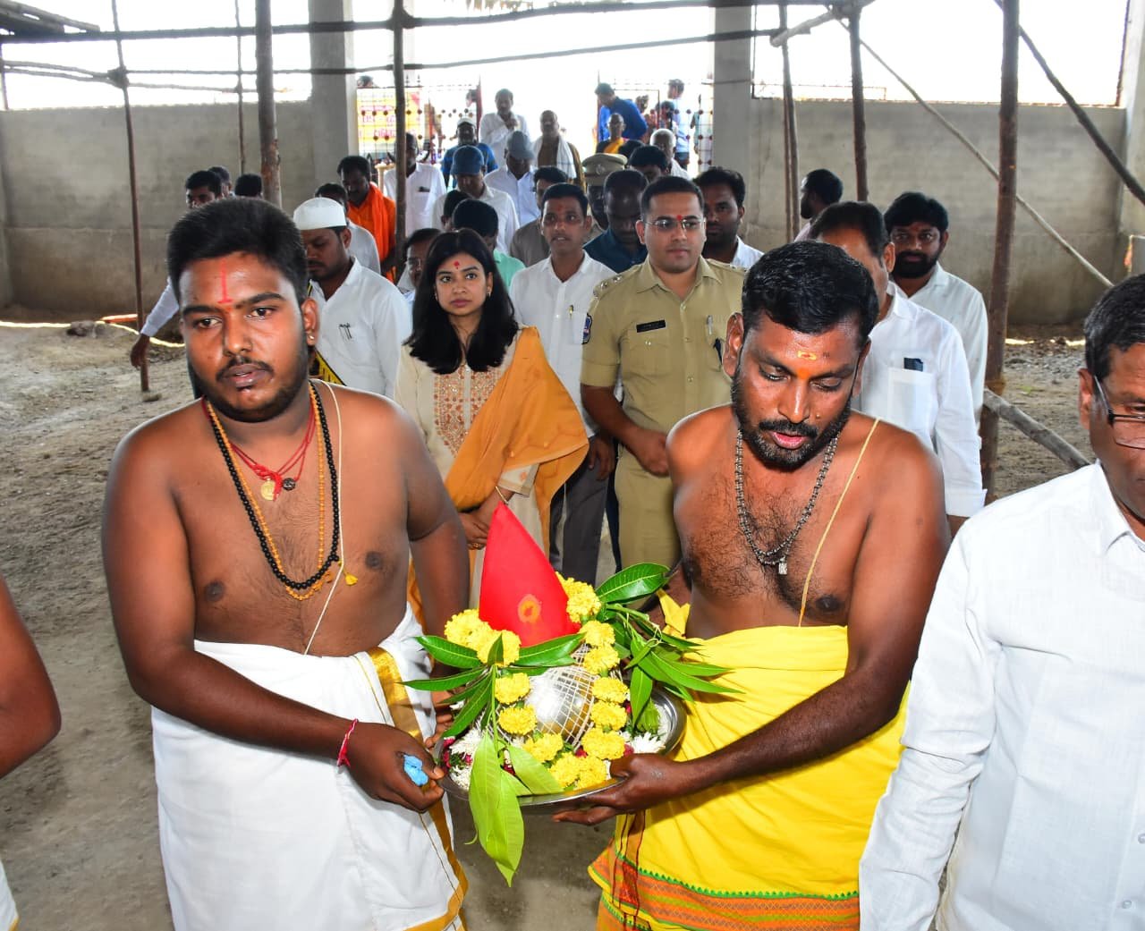 అనంతగిరి పోచమ్మ ఆలయంలో జిల్లా కలెక్టర్ గరిమ అగ్రవాల్, ఎస్పీ మహేష్ బి గితే పూజలు